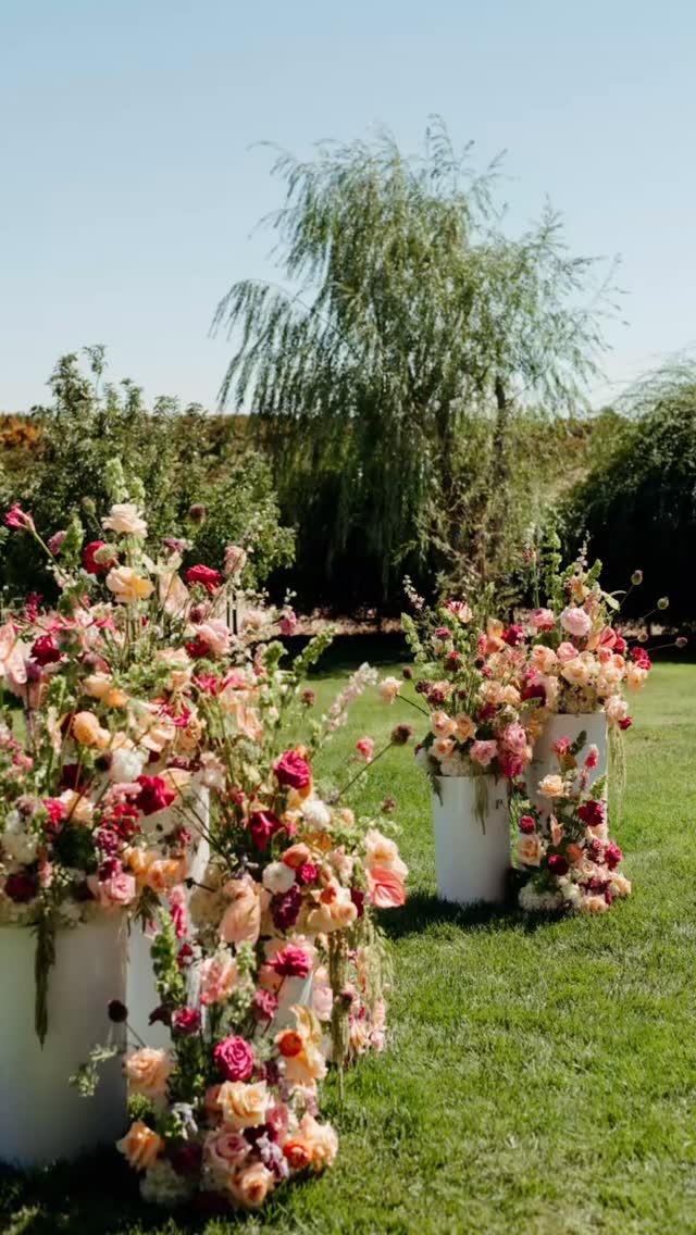 Just a reminder as we head into fall wedding szn: your florals don’t HAVE to be orange, tan and rust. Fall can be hot pink, lilac and chartreuse.
In other words: GO CRAZY.