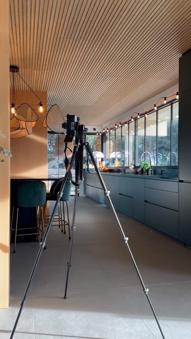 SHOOTING PHOTO CUISINE 📸
Une fois pensé et réalisé, le produit mérite toute l’attention qu’offre sa mise en valeur !
Magnifique cuisine en pierre de lave émaillée réalisée par @lavastone_design_international
#interiors #interiordesign #kitchen #furniture #designproduct #lavastone #design #designer #pierredelave #artisanatfrançais #creationunique #kitchendesign #kitchendesignideas