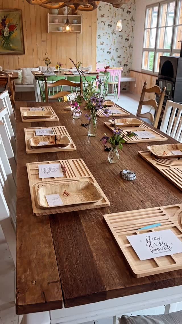 Gestern durfte ich im Café Bryggan einen wunderschönen Edelsteinschmuck Workshop leiten – gemeinsam mit tollen Frauen entstanden kreative, handgemachte Schmuckstücke voller Persönlichkeit. 💎
Am 20. September geht’s weiter – dieses Mal in meinem neuen Atelier in Bubikon.
Möchtest du dir deine eigene kreative Auszeit gönnen und dein persönliches Armband oder deine Halskette aus echten Edelsteinen gestalten?
👉 Anmeldung direkt über den Link in meiner Bio – die Plätze sind begrenzt.
#edelsteinschmuck #workshop #edelsteine #schmuckworkshop #handgemacht #atelierbubikon #kreativeauszeit #cafebryggan #vivescam #zürich #schmuck #glitzer