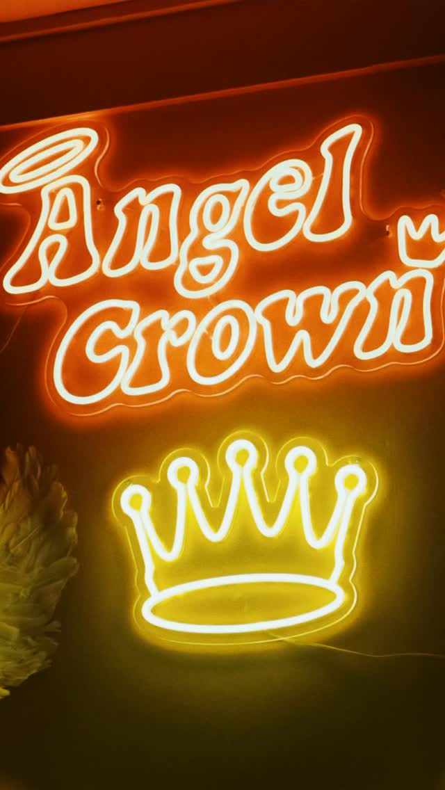 Lovin making content for the Angel & Crown in Bethnal. The 70s vibe & decor is choice and the patrons are truly and reflection of Bethnal Green. A total hodgepodge of cultural heritage and socio diversity! 🤩
Very excited to the help the business with sassy videos 😜
#70s #70saesthetic #bethnalgreen