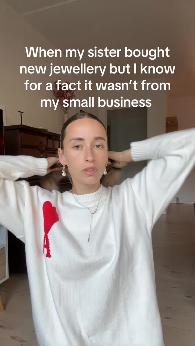 She just likes cheating on me🤚
#smykker #smallbusiness #november_smykker #handmade #earrings #bracelets #bracelets #bracelets #pearls