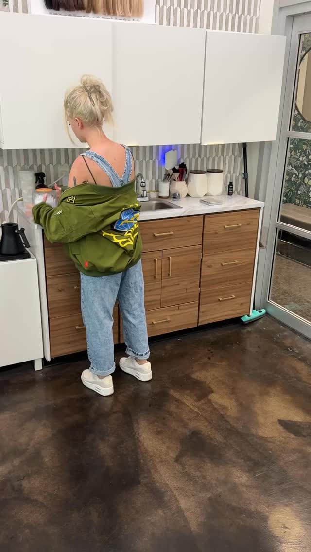 Prep for the day with me and break it down too 🥰
Listening to my neighbors clients tea and setting up my tray is a ritual I enjoy.
Setting up and breaking down my station, there is something very satisfying about it.
Hair inventory is a must while I prep for more arrival today, loaded up for fall and ready to make your dreams come true on the spot.
Don’t let my face fool you, I’m as happy as a clam, just stoic as an old miner.