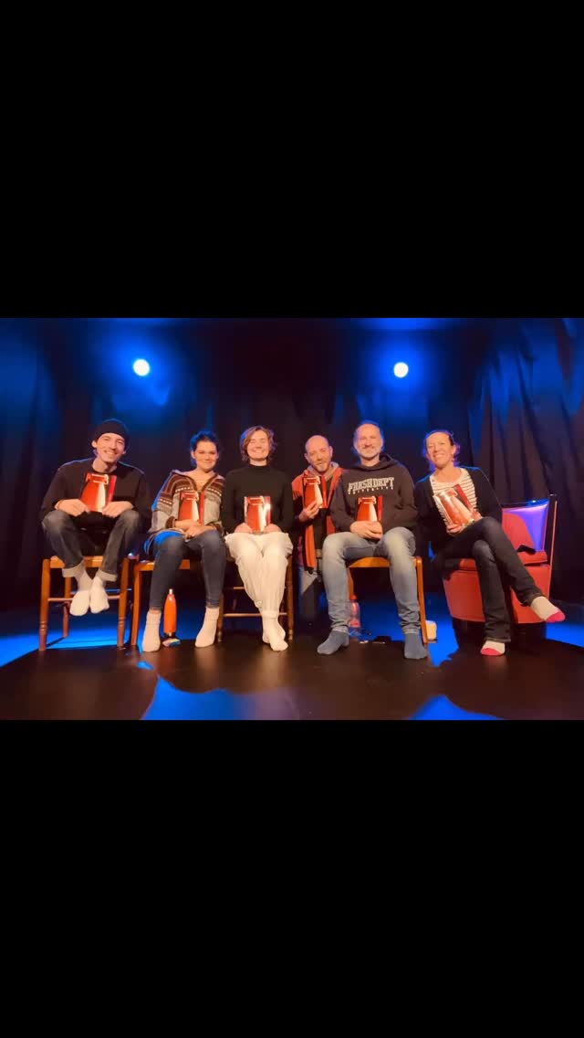 Il y a sept ans, @idealstheatre33 voyait le jour !
Des spectacles pros, des spectateurs, des ateliers de pratique amateur, des stages, de la formation, un lieu… mais surtout des rigolades, des pleurs, des apéros, des amitiés, des engueulades, des projets, du boulots, des bénévoles, des rencontres, des voyages… sept ans que c’est comme ça, et pourvu que ça dure !!! ✨
2026 va être une très grosse année de transition, on vous dit tout très bientôt.
En attendant, JOYEUX ANNIVERSAIRE IDEALS Théâtre !🎭 🎂
#happybirthday #bordeaux #theatre #idealstheatre33 #association