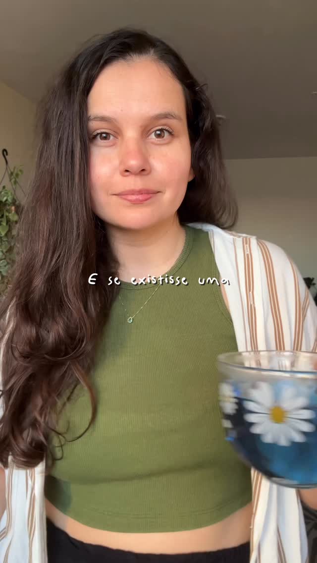 ✨ Já imaginou uma bebida que parece saída de um conto de fadas?
Esseé o Chá da Fada Azul ✨ ou Clitória Ternatea, uma flor mágica originária do sudeste asiático, tradicionalmente usada na medicina ayurvédica e tailandesa para promover saúde, vitalidade e equilíbrio. Além de linda, essa infusão é repleta de benefícios:
🌿 Antioxidante – Rico em antocianinas e flavonoides, combate os radicais livres e ajuda a manter a juventude das células.
😌 Calmante natural – Contém compostos que modulam o sistema nervoso, ajudando a reduzir estresse e ansiedade.
🧠 Memória e concentração – Tradicionalmente usado na medicina ayurvédica, protege o cérebro contra danos oxidativos e favorece foco e clareza mental.
💆 Saúde da pele – Os antioxidantes presentes na flor contribuem para firmeza, luminosidade e vitalidade da pele.
💙 Bem-estar geral – Sem cafeína, é leve e pode ser consumido à noite, antes de dormir, como um ritual relaxante.
E não, essa bebida não vai te levar para uma floresta encantada 🧚♀️… mas pode transformar seus dias em algo muito mais leve e mágico.
💙 Se quiser o link, comente FADA aqui.
⚠️ Aviso importante
O consumo de chás deve ser feito com moderação.
Se você está grávida, amamentando ou possui condições específicas de saúde — como hipertensão, diabetes ou problemas no fígado — consulte sempre um médico ou nutricionista antes de usar.