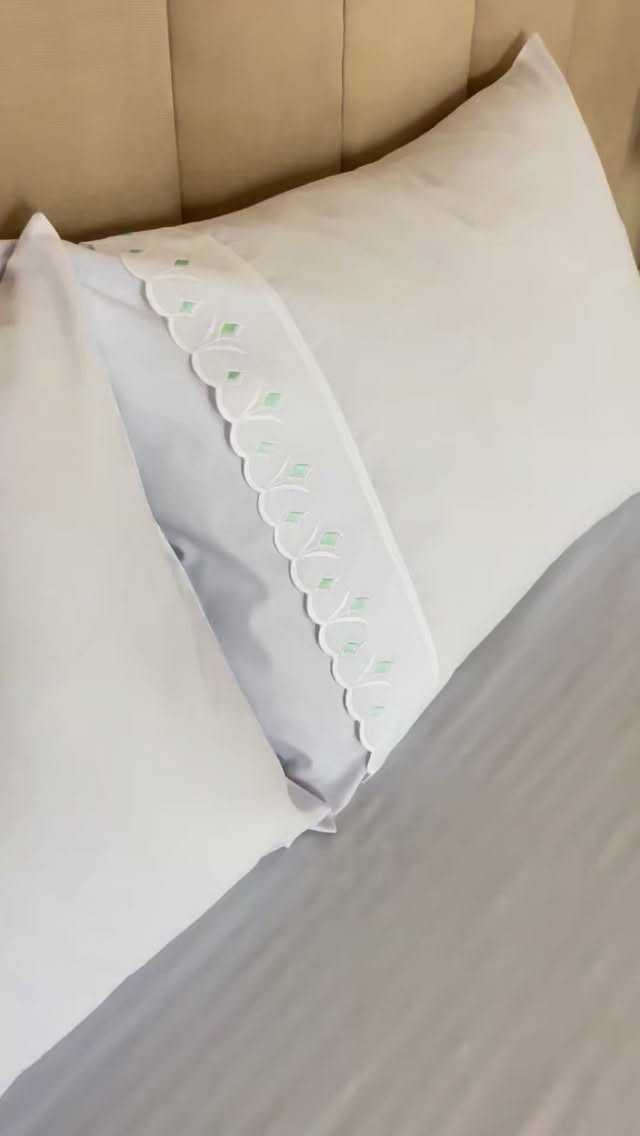 Jogo de lençol em percal com detalhes em bordados ✨