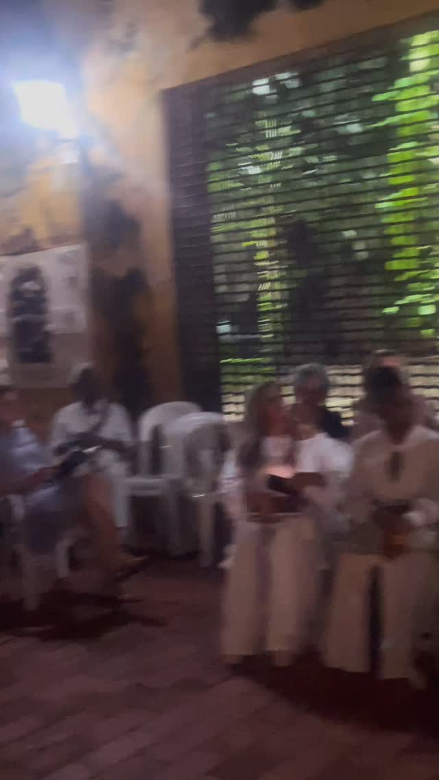 Que los #viernespoéticos siempre nos encuentren💝
❤️🔥Hoy estuvimos en la presentación del libro La voz de la cigarra junto a sus maravillosas autoras y fue hermoso compartir abrazos, sonrisas, vinito y un micrófono poético con todas estas grandes mujeres caribeñas.
💖Gracias @nerysantosgomez por permitirme leer tus poderos versos.
💘Gracias @licorcione por tu invitación y por este encuentro tan bello, por tu dedicación y amor por la poesía.
💓Deseando inmensamente que estos espacios se multipliquen en Cartagena. Y que La Chaza siempre esté presente!!
#lavozdelacigarra #poesía #lectura #músicaypoesía