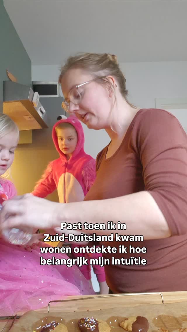 Pas toen ik stopte met me aanpassen, hoorde ik mijn intuïtie weer.
Ik merkte eindelijk op hoe vaak ik keuzes maakte om aan verwachtingen (van anderen of mezelf) te voldoen, en hoe weinig energie me dat gaf 🫠
Sinds ik mijn eigen gevoel serieus neem en meer stil sta bij wat mijn intuïtie me zegt, is er meer rust, meer vrijheid en voelt het allemaal lichter.
In mijn gratis masterclass laat ik je zien én ervaren hoe jij dit ook kunt doen. Comment met "INTUÏTIE" en ik stuur je de link ♥️