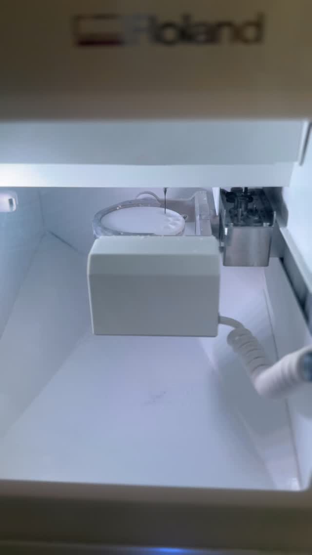 Precision in motion 🦷✨ Milling wax veneers for LiSi Press with the Roland — every detail matters before the final press.
#DentalLab #LiSiPress #RolandMilling #WaxVeneers #DentalTechnology #Prosthodontics #DigitalDentistry #SmileDesign #CrownifyLab #DentalArtistry