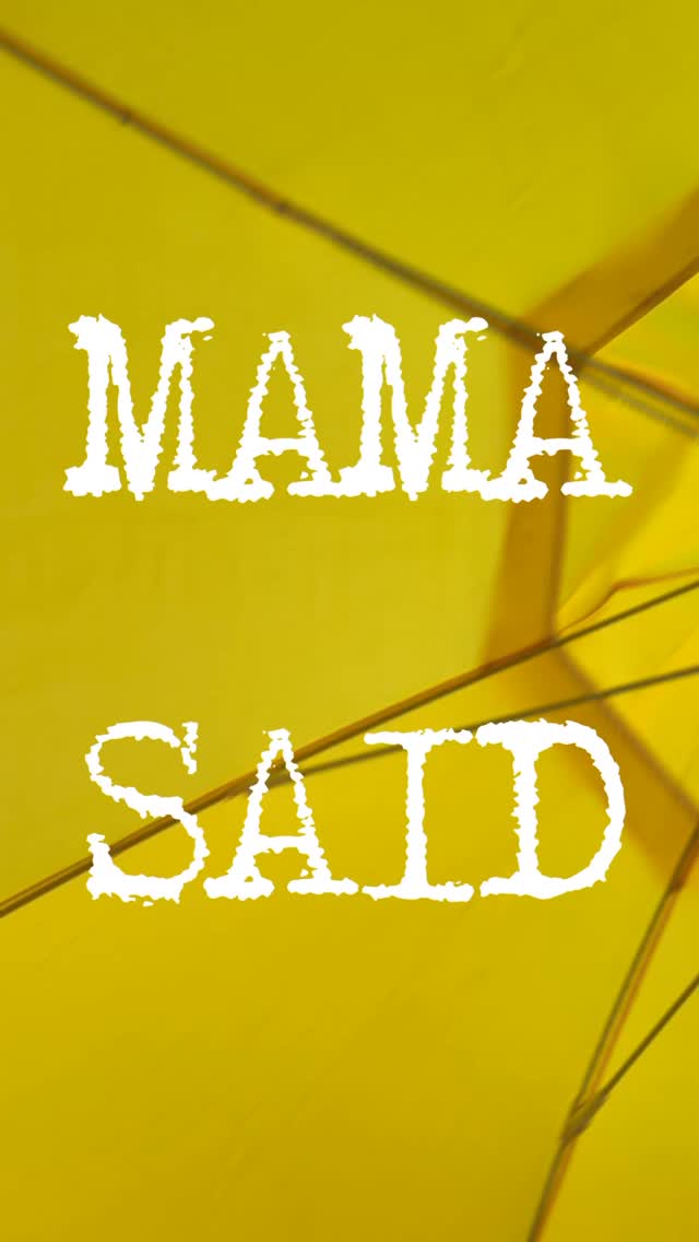 Des scènes à taille humaine, des cœurs à ciel ouvert.
« Le sens de ces petits festivals, c’est de se rapprocher des gens. »
Pas de barrières, pas de distance : juste de la musique qui s’ancre dans les villages, qui pousse entre les pavés, qui fait vibrer les coeurs et danser les visages.
Une parole posée, une vision partagée.
Celle de Victor, notre batteur, dans l’intime ici révélée.