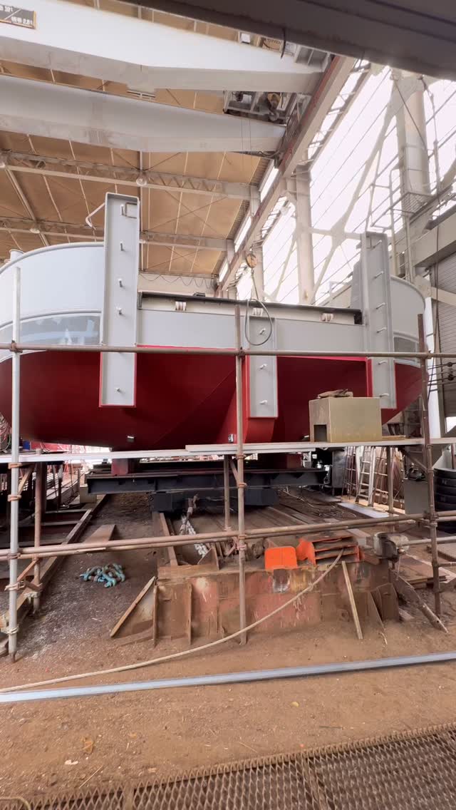 こんにちは!
入社6ヶ月目の新人Iです!
今回は新造船の製造過程をお送りします!
きれいに塗られた赤色がとても素敵なボディ😍
職人達の汗と技術が結晶となり素晴らしい船が出来上がるのが私も楽しみです!!
今も着々と新造船が出来上がってきているのでまた動画にしてみたいと思います!
お楽しみに✨️
#造船所 #造船 #船 #技術 #職人 #技