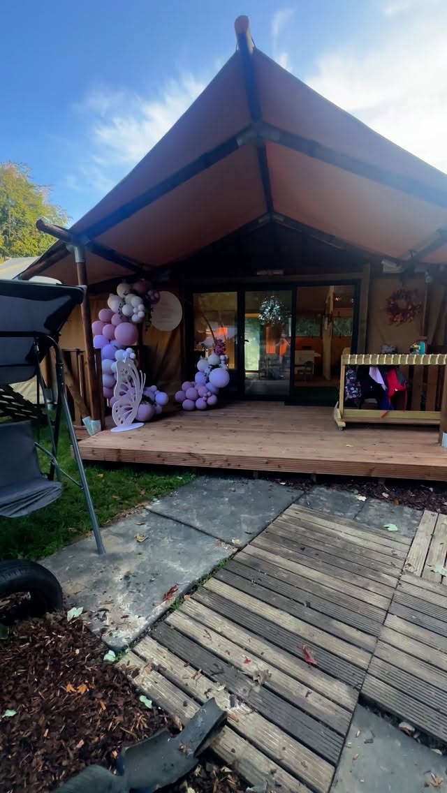 Video Tour Of The Lodge 🦋🌳!!
Thank you to @thelittleballoonboutique for our beautiful balloon entrance display!!
#newterm #butterfliespreschool #outdoorlearning #natureschool #balloondisplay #preschool #firstday #lodge