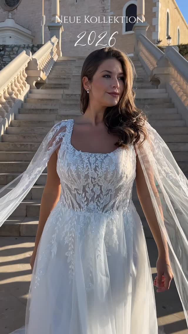 Neue Kollektion 2026
Curvy Bräute können mit Kleidern unserer neuen Kollektion ihre Kurven perfekt in Szene setzen und Körperpartien, die sie nicht so sehr mögen, perfekt kaschieren. Gerade die Arme möchten viele etwas bedeckt haben.
Auch hier haben wir wieder tolle Kleider ausgesucht ❤️