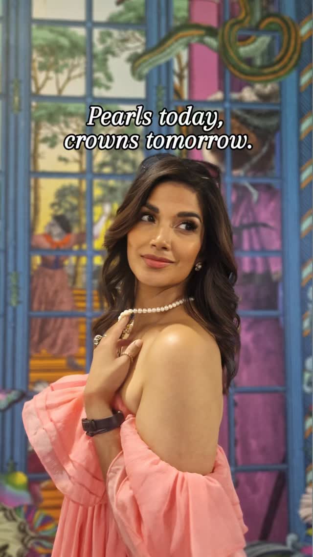 An editorial moment, styled in confidence.
#style_with_tia #styleover40 #styleinspo #ootd #GownGoals #pearlaccessories #candlelightconcert