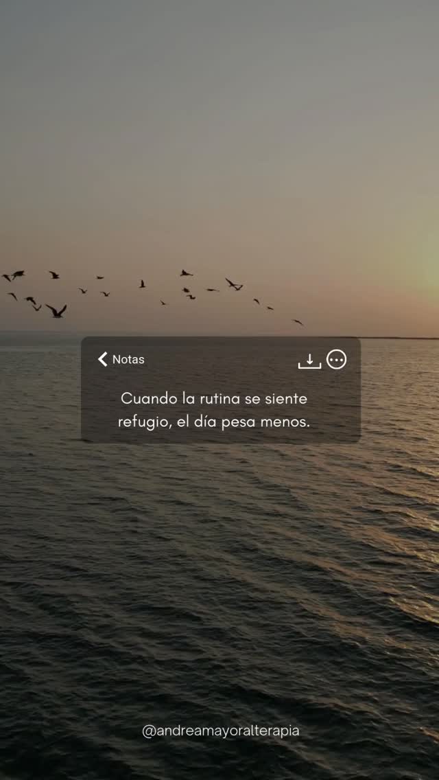 Cuando la rutina se siente refugio, el día pesa menos.
Si hoy todo parece un caos, recuerda: el orden también puede construirse con suavidad.
🌿 3 pequeños pasos que marcan la diferencia:
1. Empieza tu mañana con un gesto que te recuerde que importas.
2. Regálate pausas para respirar, aunque el mundo corra.
3. Cierra el día con un ritual que te devuelva calma.
💻 A veces, aprender a hacerlo no es fácil en soledad. La terapia online puede ser ese espacio donde encuentres claridad y alivio, paso a paso.
Andrea Mayoral Martín
Psicóloga y terapeuta ocupacional
637667205
andreamayoralterapia@gmail.com
#saludmental #nuevasrutinas #terapiaocupacional #psicologiaonline #autocuidado #terapiaocupacional #pequeñoscambios