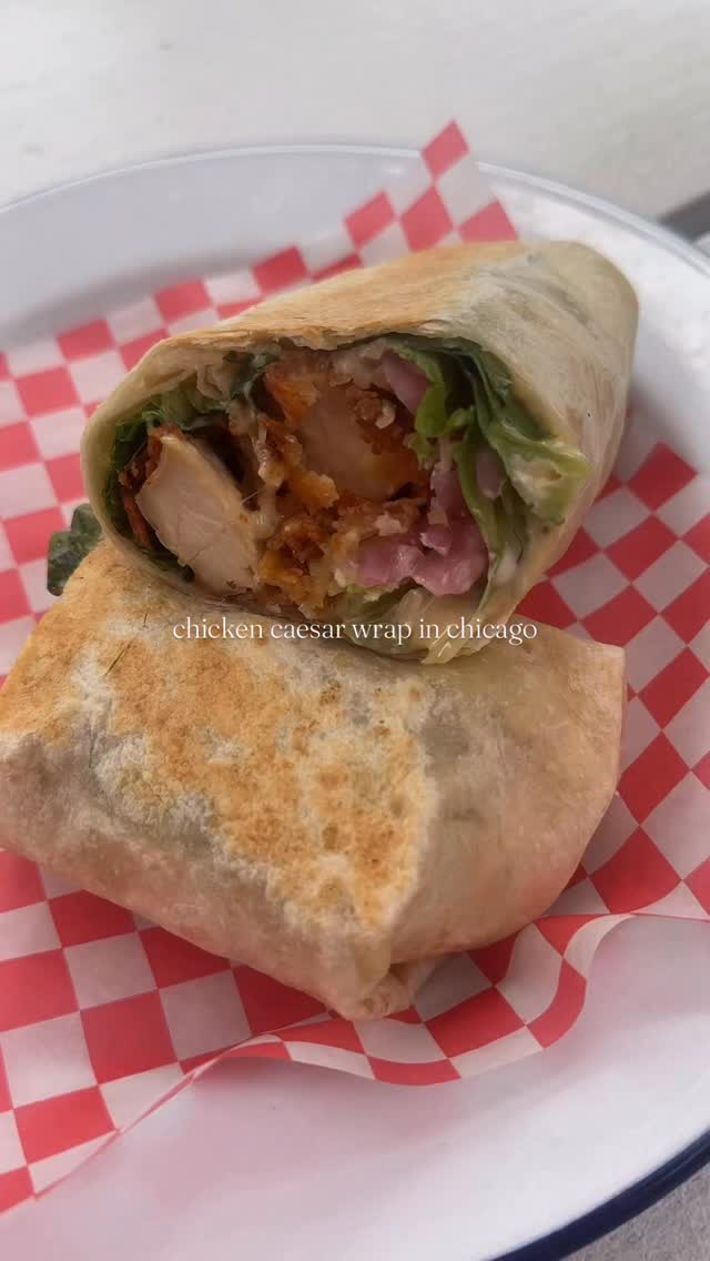 Craving the perfect chicken caesar wrap? Head to Parson’s Chicken & Fish in Lincoln Park for this crispy, flavorful masterpiece loaded with pickled onions, romaine, and house-made dressing.
Bonus: Their patio is the ideal spot for a laid-back weekend lunch 🐔🌿
#chicago #chicagofood #chicagorestaurants #restaurant #lincolnpark