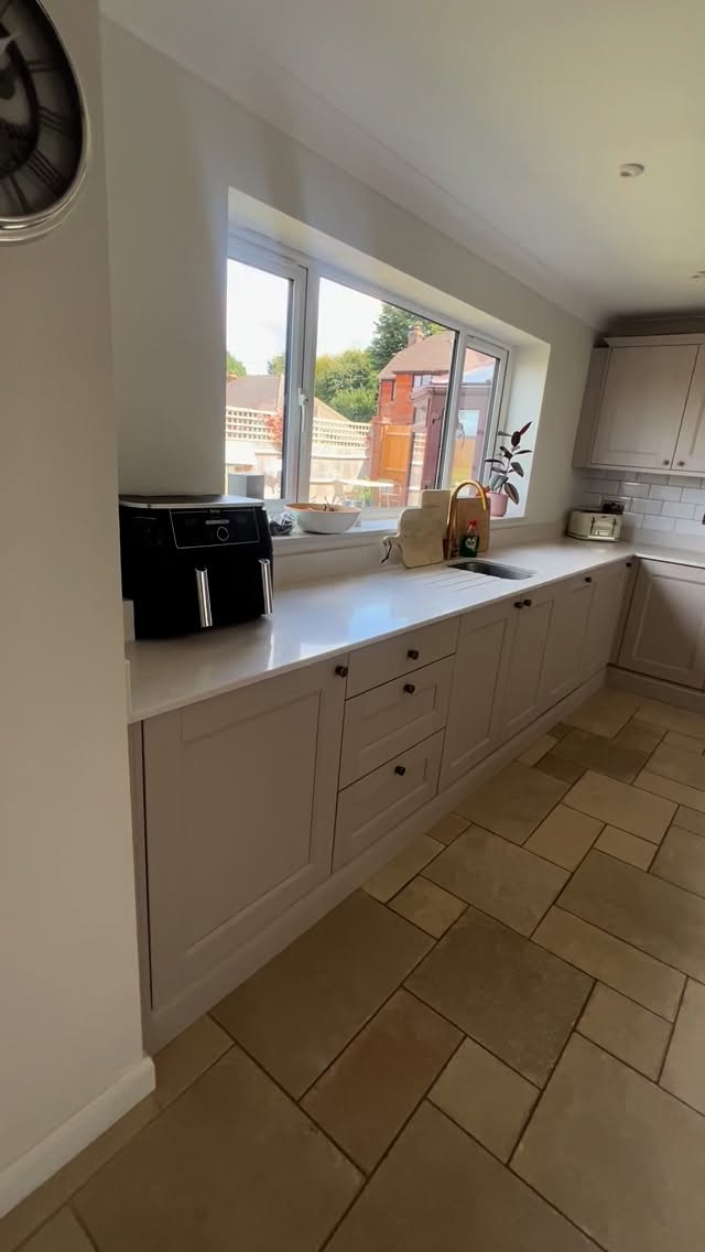 Here’s a lovely beaded shaker kitchen with moulded plinths and marble quartz worktops – fitted beautifully by the customer himself. Finished off with a smart tiled floor in a gorgeous space for a lovely customer.
#ShakerKitchen #BeadedShaker #KitchenDesign #KitchenStyle #MarbleQuartz #QuartzWorktops #KitchenGoals #KitchenInspo #KitchenLove #DreamKitchen #HomeDesign #InteriorInspo #SussexHomes #1066Kitchens #pws #quartz #music #art #battle#eastsussex