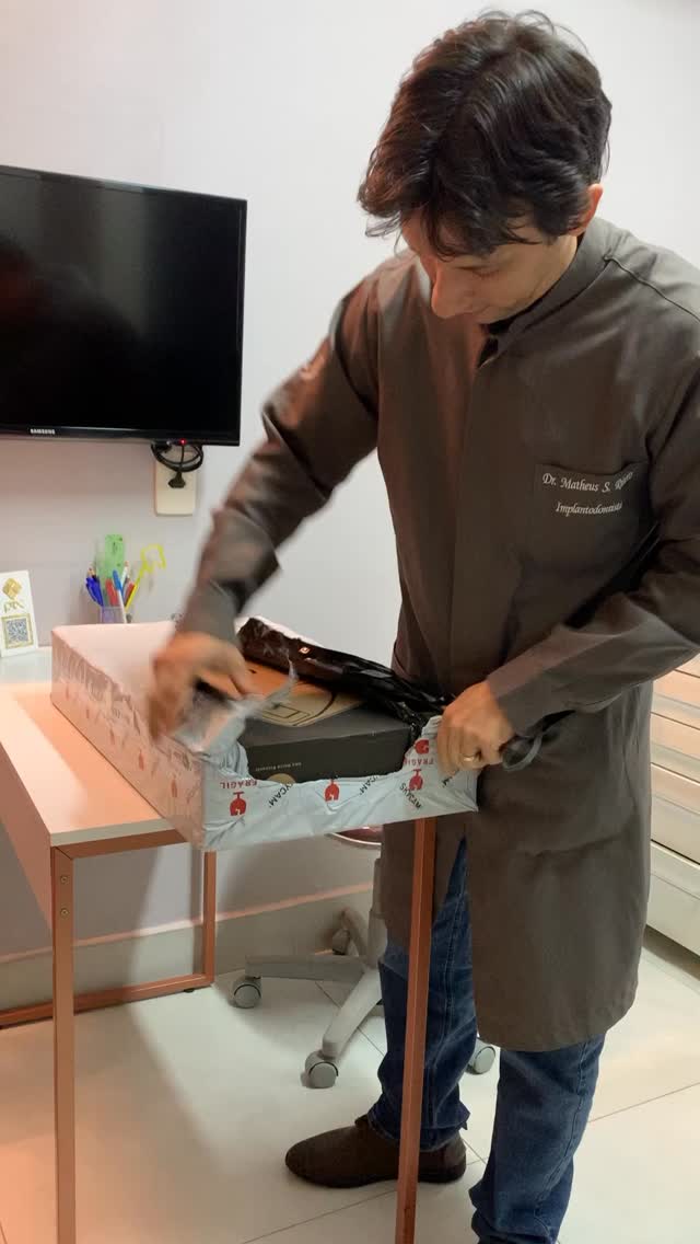 Mais um gadget adquirido para aprimorar o tratamento para nossos pacientes, uma caixa tão grande para o foco ser a câmera intraoral😅#OdontologiaEstética #Zircônia #zibase #ImplantesDentários #PróteseSobreImplante #Dentista#facetas #lentes #implantes #saudebucal #odontologia #tratamentoodontologico #dente #estetica #anapolis #implantezirconia #odontologiabiológica #odontolgiaintegral #odontologiabiologicaeintegrativa #dentistaanapolis #scannerintraoral