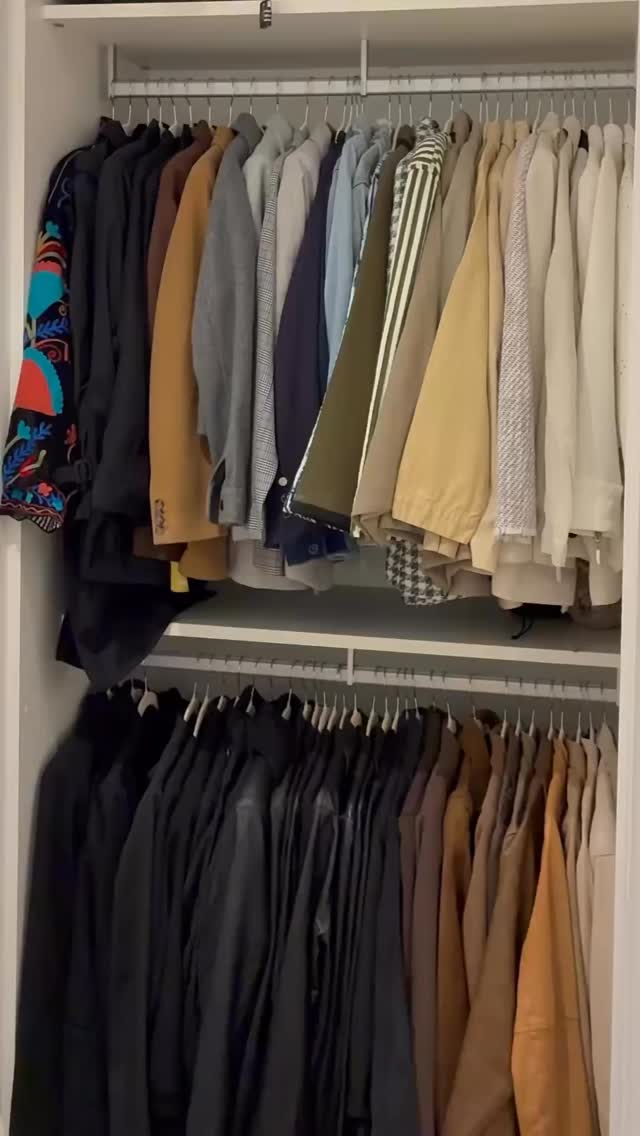 Casacos e calças organizados por tipo e cor.
#estilodevida #bemestar #produtividade #tempo #planejamento #organizacaopraticacriativa #personalorganizersp #organizaçãosp #organização #personalorganizersp #casacos #calças