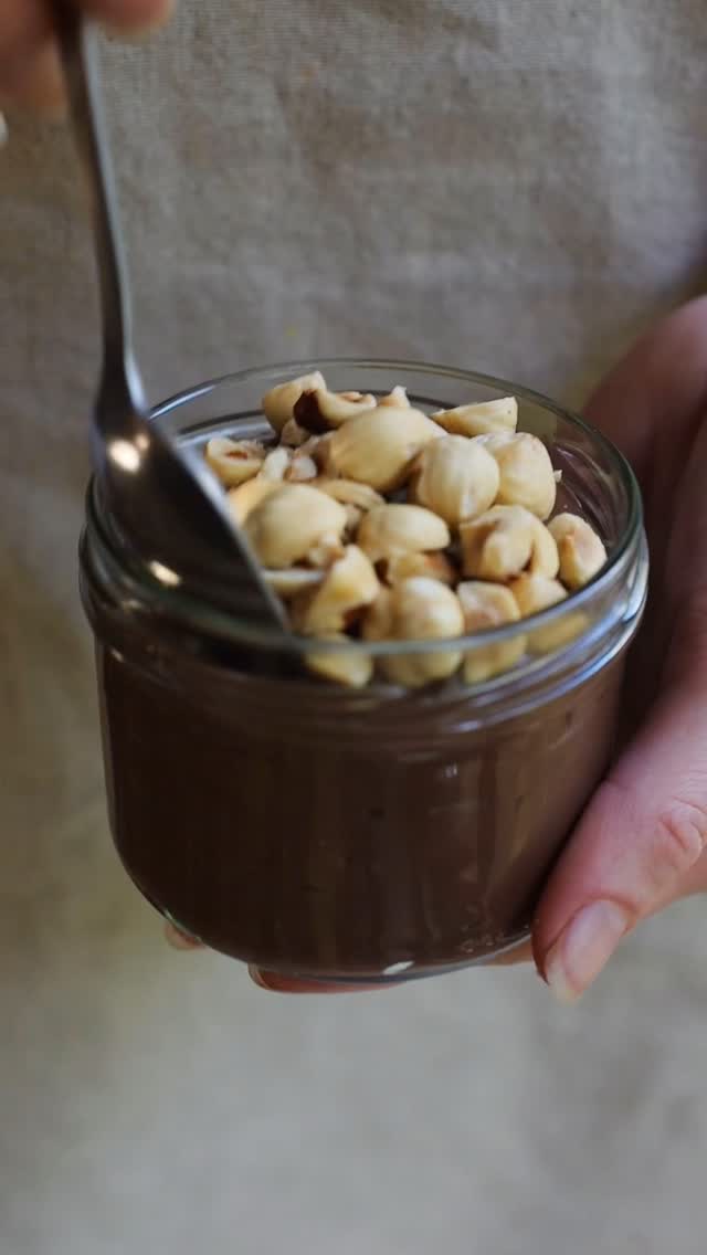 Inspired by @jamieoliver healthy tofu chocolate mousse, swapping the usual maple syrup for medjool dates and the melted dark chocolate with cacao powder. Absolutely delicious!
This is my take, inspired by his recipe 😉
To make this I blended:
300g silken tofu
150g medjool dates (pre soaked in hot water to soften)
50g cacao powder
30ml Almond milk
Generous of sea salt
Serves 3-4
#tofu #healthierchoices #veganerezepte #foodblogger #gesunderezepte #foodreels #gesundessen #highproteindessert #viralrecipe