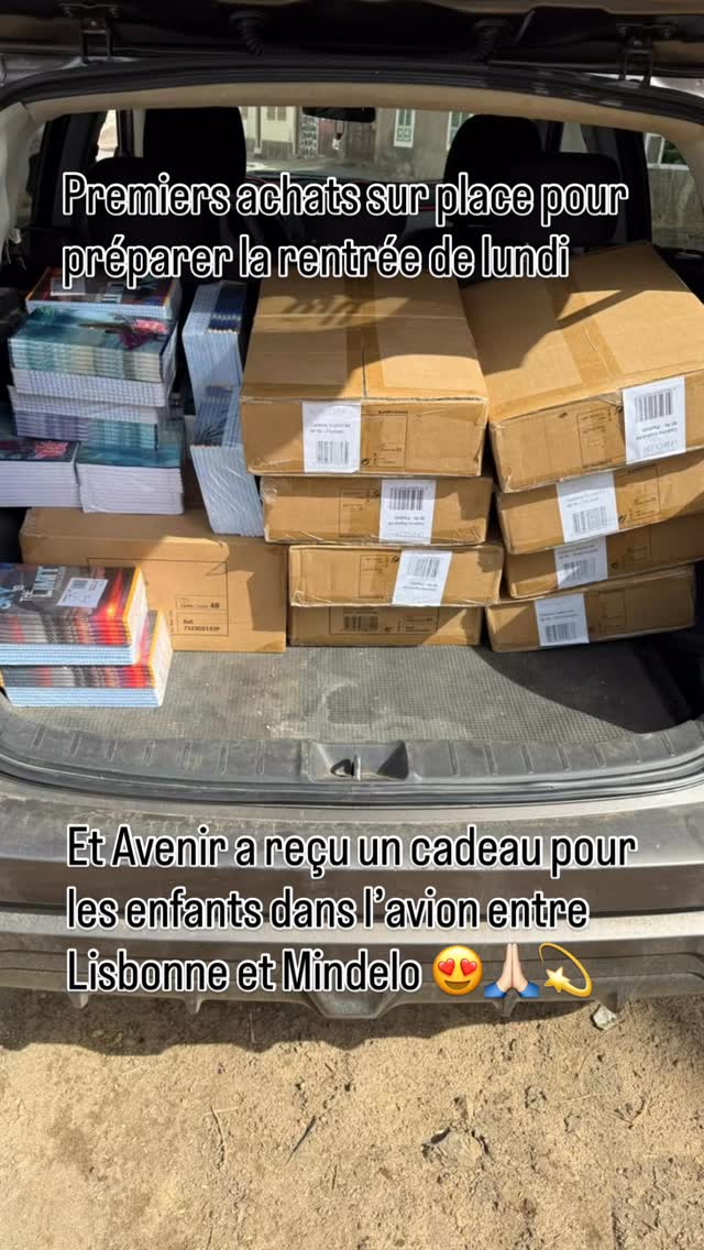 Des cahiers, des règles, des crayons … achetés sur place pour compléter ce qui avait été acheté avant le départ 🙏🏻🥰 et Avenir qui a travaillé dur aussi dans l’avion !! Et tout cela, c’est grâce à vous! 🙏🏻#uncrayonpourmonavenir #solidarité #capvert #donnerpourchanger #saovicente #mindelo #enfantsheureux