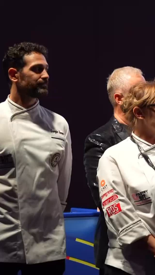 Il vincitore della seconda edizione del PASTRY BIT COMPETITION è : @antoniocostagliola_pastrychef 😍
Grazie a tutti i partecipanti:
Chiara Cordella @chiaracrd84
Gabriele Fattizzo @pastrychef_gabriele.fattizzo
Lorenzo Crocifoglio @lorenzo_crocifoglio
Giorgio Derme @gd_pastry
Luca Maltauro @maltauro_luca
Alessia Giornetta @alessia_giornetta
Aldair Husic @aldair_pastrychef
Juri Scarpellini @juri_scarpellini
TESTIMONIAL D’ECCEZIONE:
Leonardo Di Carlo -> @pastryconcep @leonardodicarloofficial
CON LA PARTECIPAZIONE SPECIALE DI:
Andrea Mainardi -> @andreamainardiofficial
Daniele Persegani -> @danieleperseganiofficial
LA GIURIA:
Leonardo Di Carlo -> @leonardodicarloofficial
Giuseppe Amato -> @giuseppeamatopastrychef
Denis Dianin -> @denis.dianin
Mattia Masala -> @mattimasala
Diego Poli -> @__diegopoli__
Jose Romero -> @joseromerobarranco
Stefania Pompele -> @stefaniapompele
Davide Brighenti
Mara Nocilla
Stefano Corrada
Alessandra Sogni
Francesca Romano Mezzadri
PARTNER DELL’EVENTO:
Media Partner-> @gambero_rosso
Media Tecnico -> @zanolliforni
Media Tecnico -> @castalimenti
Media Tecnico -> @callebautchocolateacademyit
Official Radio -> @rds_official