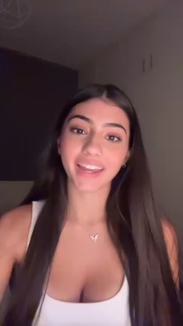 @myrabonnicii with her 2 lebanon apparel hoodies!
#lebanon #clothing #arab #lebanese #clothingbrand #clothing #lebanonapparel #lebanesepride