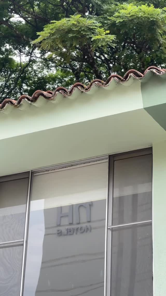 Las casas también requieren cuidado, intervención y mantenimiento. Hoy estamos implementando estrategias para revitalizar esta cubierta, conservando el encanto de sus tejas coloniales, pero incorporando un sistema de aislamiento termoacústico que garantice mayor confort y eficiencia.