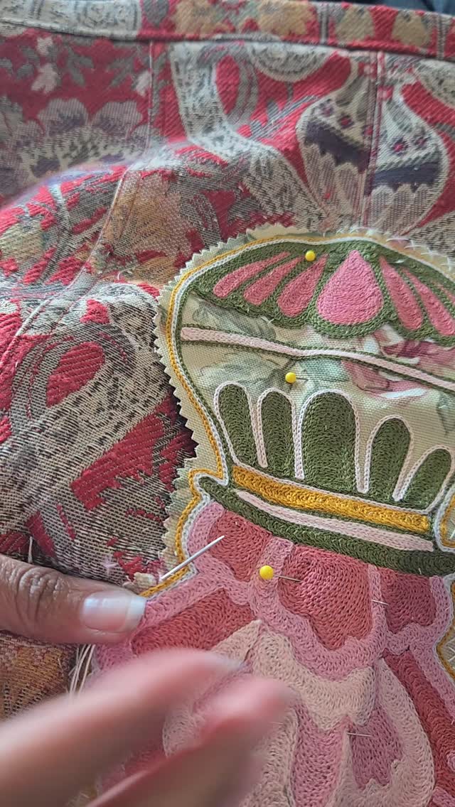 Coming Oct. 4th @abstractjunction x @amalinecollections
We're a few short weeks away from our collection drops! So we just wanted to take a moment to share a little bit about how we got started ✌🏽
Stay tuned for more!
#collaboration #circularfashion
#amalinestyles #abstractjunction #redesign #upcycling #repair #amalinecollections