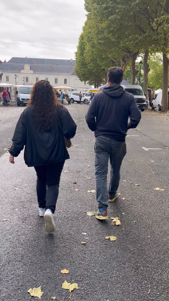 Aujourd’hui, nos deux restaurateurs chinonais sont partis faire le plein de bons produits chez Tomat’O Champs 🍅
Leurs tomates poussent à deux pas d’ici, cultivées avec passion.
On les retrouve chaque jeudi au marché de Chinon… et aussi le vendredi à Saint-Maure-de-Touraine !
Et si vous préférez les savourer sans cuisiner, direction @restaurantcharbonchinon ou @lessaveursditalie.chinon: les mêmes tomates, cuisinées maison.
#chinon #producteurlocal #restaurateur #restaurantitalien #tomates #stmauredetouraine #bourgueil #beaumontenveron #richelieu #lilebouchard #anche #villandry #rignyussé #avoine #chouzésurloire #rivière #candesaintmartin #champignysurveude