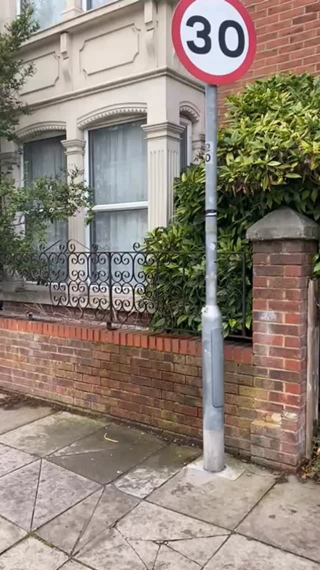 Who’s lives in a run down house like this one?
Nobody.
Here’s a video we’ve received from@one of our top hunters.
#emptypropertyhunters #property #emptyproperty #emptyhomes #renovation #housing