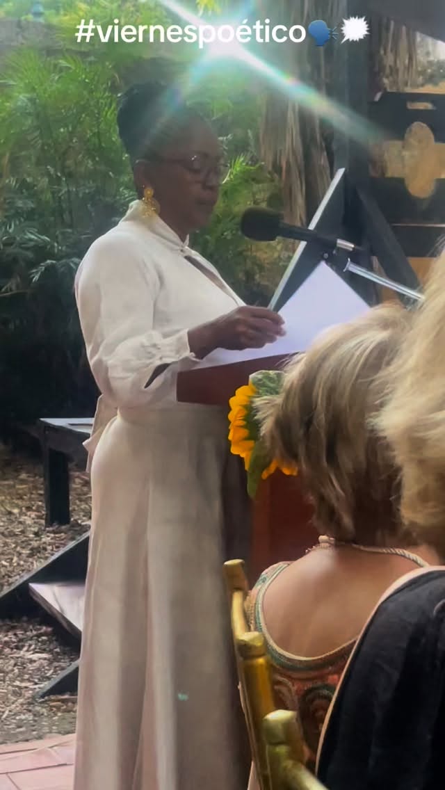 ❤️🔥RÍOS DE MEMORIA❤️🔥
🤩Los versos de Miriam Díaz Pérez retumban con sus ancestros.
Fue un gran placer escucharla hoy, en el Museo Histórico de Cartagena, durante la presentación de la Antología La voz de la cigarra.
Mucho fuego en su canto y su lectura🔥
#poesía #guardinadelamemoriaancestral
#lavozdelacigarra
#viernespoético #cartagena #lachaza