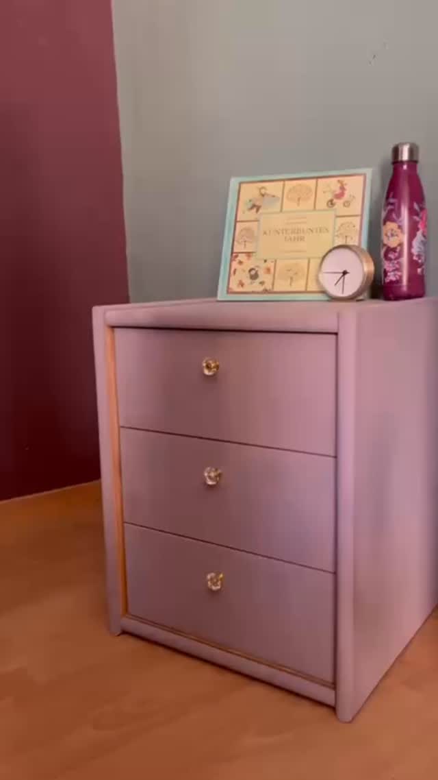 VERFÜGBAR Für Prinzessinnen- 43 x 43 x 54 cm hoch. #flippedfurniture #kidsroom #littlegirls #princess #lilac #cristal CHF 165