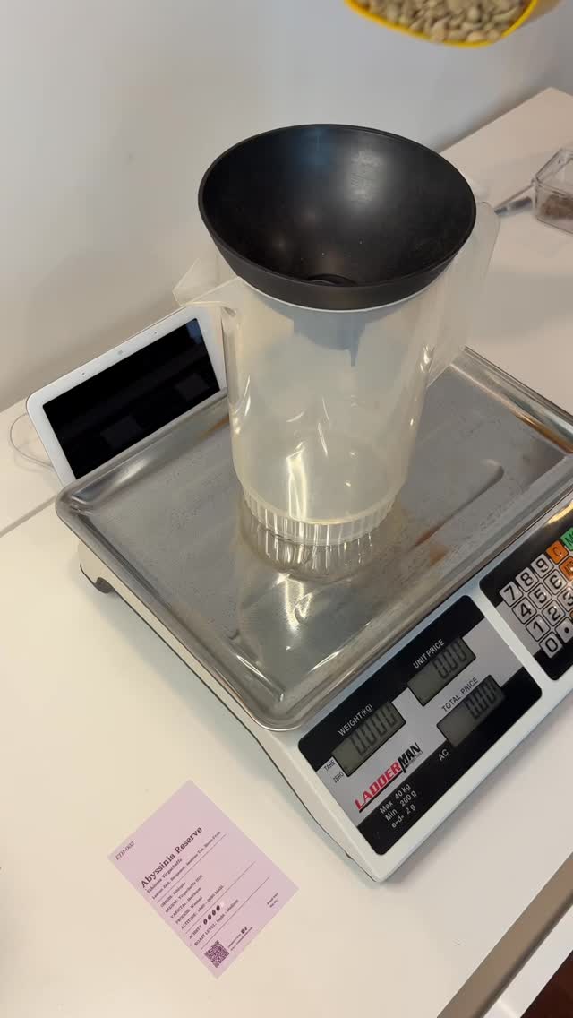 bright, floral, and full of character. today we’re roasting our Ethiopian beans known for their lively acidity, fruity sweetness, and delicate floral notes.
#roastedrocks #ethiopiancoffee #specialtycoffee #roasterslife