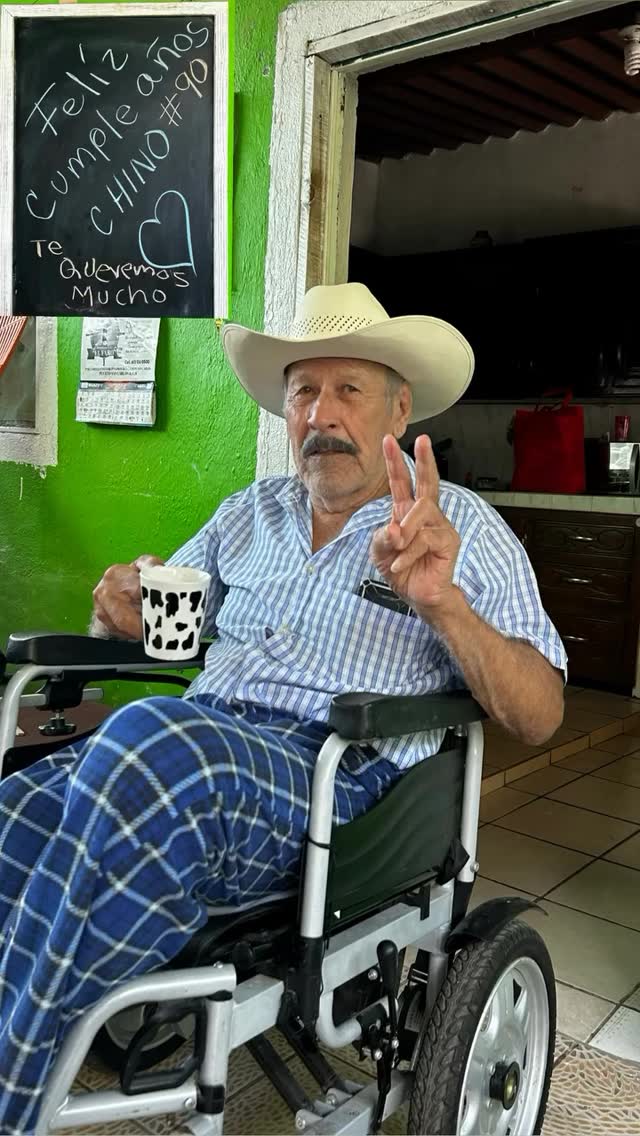 90 años de nuestro abuelo
Hoy celebramos los 90 años de un hombre que ha sido ejemplo, guía y también carácter fuerte: nuestro abuelo. Un hombre de esos que con su dureza y forma de ser nos enseñó que la vida no regala nada y que las cosas se ganan con esfuerzo.
Gracias a él llevamos en la sangre el mar, la pesca y el orgullo de ser Murillo. Su legado está en cada embarcación, en cada salida al mar y en cada paso que damos como familia. Murillos Bros Adventours también nace de sus enseñanzas, porque de él aprendimos a luchar, a no rajarnos y a valorar lo que tenemos.
Hoy, a sus 90 años, le rendimos homenaje con respeto y cariño, reconociendo que gracias a su carácter y ejemplo hoy somos quienes somos.
¡Felicidades abuelo, viejo lobo de mar, por tus 90 años de vida! 🐟⚓️🌊