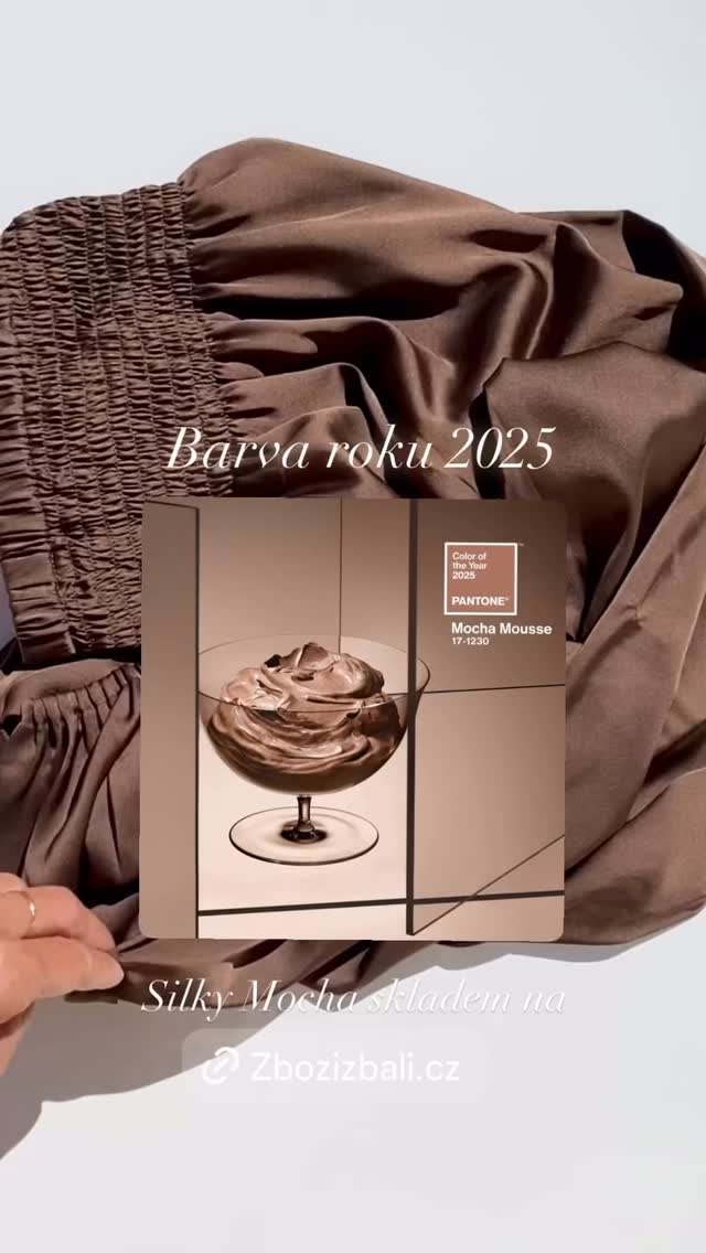 Původně byla tato barva připravena až pro podzimní kolekci, vyprodala se ale 2x už během léta! 🚀
Naprosto to chápu, protože hnědou - ve všech jejich tónech - miluju. 🤎Mocha Mousse je barvou roku 2025 a za mě jasnou stálicí v šatníku.✨
Letos se doporučuje kombinovat s výraznými barvami jako ostře růžová či fialová, se smaragdovou i modrou.
Konzervativci (jako já 🤷♀️) zůstanou raději při zemi, u přírodních tónů jako béžová, zelená, oranžová, bíla…
Jedno je ale jisté - se zlatými doplňky je prostě překrásná! ✨
Kalhoty Silky Mocha jsme pro velký zájem stihly doskladnit a zítra ráno už mohou vyrazit k Vám! 📦
Děkujeme a krásné zlaté - skoro už podzimní - dny všem! 🍂
.
.
.
#zbozizbali #Mocha #mochamousse