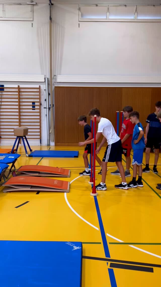 “Allenamento intensivo con il gruppo dei grandi: corse velocissime, superamento ostacoli e passaggi acrobatici tra le sbarre! 🏃♂️💥 Vieni a vedere di cosa siamo capaci!” #parkour #locarno #speedrun