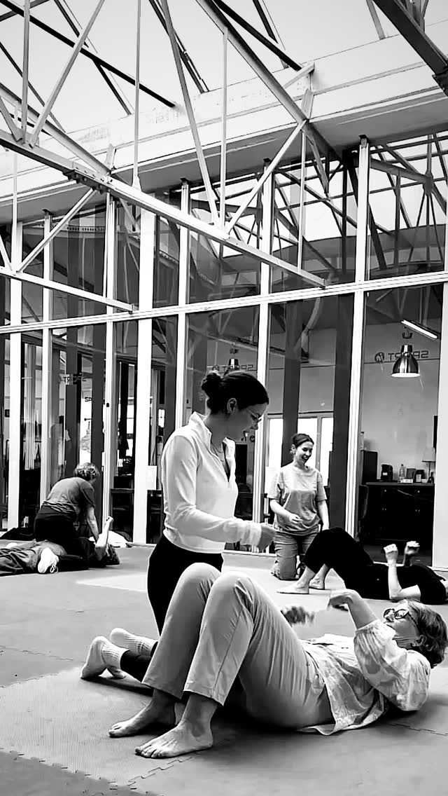 Heute war unser Personal-Tag-Ausflug vom MKW 🚶♂️✨
Und diesmal ging es direkt auf die Matte: Ein Schnupperkurs in Gracie Jiu-Jitsu, der weltweit bewährtesten Form der Selbstverteidigung 🥋💪
Wir haben realistische Situationen geübt, Erfahrungen geteilt und jede Menge Spaß gehabt 🙌
Danke an alle Kolleginnen und Kollegen für die tolle Energie und ein extra Dankeschön an @idrizifarik und @ruedi_n für die Unterstützung 🙏#düsseldorf #graciejiujitsu #graciecombatives #selfdefense @hormoz_66 @gracie_jiujitsu_dus