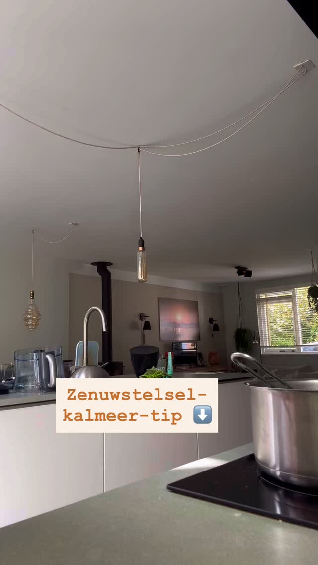 Ik deel in een masterclass of workshop bijna altijd iets over de verschillende stressreacties: vechten, vluchten, bevriezen en dissociëren.
Maar nog nooit was ik me zó bewust van mijn eigen bevries-reactie als een paar weken geleden.
Een peuterpuber-drama thuis was overleefd (door ons allemaal), maar mijn lichaam had dat nog niet door. Mijn adem zat hoog, was oppervlakkig – ik kon niet opstaan vanuit mijn stoel. Om mijn lijf weer te voelen gaf ik mezelf eerst een stevige knuffel. Daarna is mijn adem aan de beurt ☺️
Want gelukkig kon ik terugvallen op deze eenvoudige manier om mijn systeem weer tot rust te brengen:
*zorg dat je uitademing langer is dan je inademing.*
Een kleine oefening, die een groot verschil kan maken. Adem 4 seconden in… en 6 (of meer) uit. Herhaal tot je je rustig voelt. En dan nog een minuutje extra 😉
Ik geloof dat ‘adembewustzijn’ een onmisbare tool is in zelfzorg.
Wil je jouw adembewustzijn laten groeien? Meld je gratis aan voor een gratis Adempauze. Drie dagen lang krijg je iedere dag een mail met een oefening. Het kost je maximaal 10 minuten van je dag. En je krijgt er een heleboel relaxte minuten voor terug 😌
Link in bio! 😘
#ademwerkdriebergen #nietzweverigweleffectief #persoonlijk #sharing #adempauze