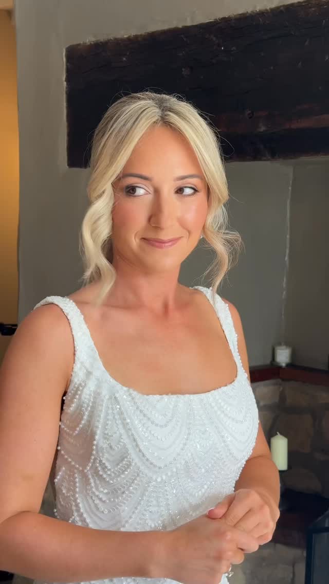 Signature Soft Glam on the gorgeous Charlotte ✨
Your sign to mix romantic florals with 1920s glamour for the most chic look, I’m obsessed! 😍
Can you believe we didn’t do a trial? Nailed it on the day with no tweaks, she was just as obsessed as I am 🫶🏼🩷
Look was mainly my signature skin using @bobbibrown @hourglasscosmetics @armanibeauty and @diorbeauty and @makeupbymario taking care of the eyes ✨