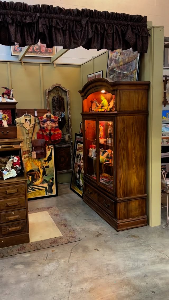 #lonestarantiques Stop by Lone Star Antique’s and see the new arrivals. Hartmann Belting Leather bags (3 qty.). 2 new pair of Native American moccasins, Ralph Lauren Native American vest (3 qty.) and a huge selection of Ringling Brothers posters. Booth 0711.