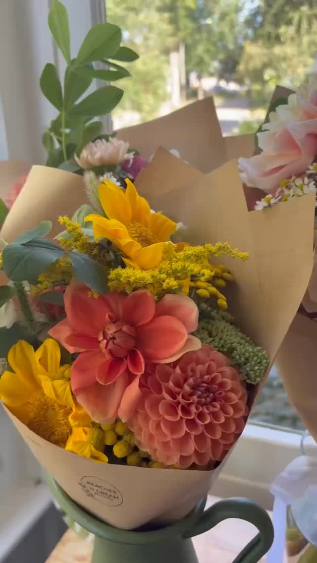 We’re doing something extra fun with @birdseyephoto__ 📸 this week as our growing season is wrapping up.
Which means we’ll have some extra special bouquets available for pick up on Wednesday!💐 Pre-orders are up on our site now if you want to make sure you get one!