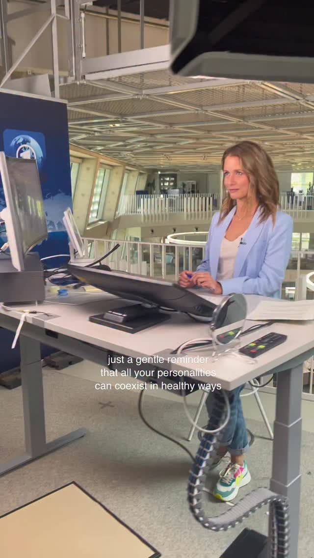 ✨ just a gentle reminder that all your personalities can co-exist in healthy ways ✨
Ich hab noch nie verstanden, warum ich mich entscheiden sollte - zwischen Journalistin und Reisemaus, zwischen Großstadtmädchen und Naturliebhaberin, zwischen Yoga und Pumpen, zwischen Arbeit und Feiern.
Ich bin ein wandelndes Oxymoron, ein Widerspruch in sich. Ich bin alles und nichts.