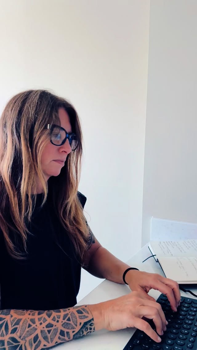 Patience wearing thinner than your phone battery? 🪫😤
We’ve all been there… some days more than others!
That moment when the 47th notification hits, your coffee’s gone cold & you’re about to flip a table.
Before you react... reset. ⏸️
Your breath is the fastest way to change your channel from “frustrated” to “focused.”
Try this 60-second tool from your Breathwork Boss toolkit:
🌀 “3-Step Reset” Breath 🌀
👃Sniff in: Take 3 short, sharp inhales through your nose (like it’s the 80s… 3x)
👄Sigh out: Let it all that shit go with one long, audible “haaaaaah” sigh out of your mouth.
🔁 Repeat 3 times… or until you’ve calmed the fuck down.
Why it works: Those quick sniffs, they gently mobilize your diaphragm & wake up your system. The big, long sigh is where the magic happens—it triggers an instant parasympathetic nervous system response (aka your body’s “chill out” button). It’s like hitting CTRL+ALT+DEL for your brain. 💻
Your turn! Try it right now & drop a 😮💨 in the comments if you feel the shift.
Then tag a boss who needs this reset in their back pocket. 👇
#BreathworkBoss #BreatheThroughIt #StressReset #MindfulMinutes #BreathworkExercise #SelfCare #RegulateYourNervousSystem #FindYourCalm #letgo #breathe #breathwork #reset