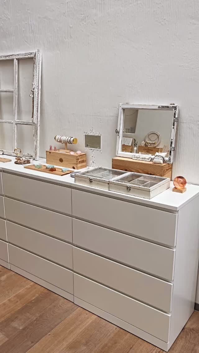 ✨ Save the Date – nächsten Samstag bei Vivescam! ✨
Freu dich auf die exklusive Ausstellung der neuen Mode-Kollektion von Anye Couture bei uns im Atelier & Shop.
Neben inspirierender Mode erwartet dich auch ein Edelsteinschmuck-Workshop, bei dem du dein ganz persönliches Schmuckstück kreieren kannst.
Ab 12.30 Uhr stossen wir gemeinsam mit einem Glas Prosecco an – auf Mode, Schmuck & einen schönen Nachmittag! 🥂
#vivescam #anyecouture #modeausstellung #edelsteinschmuck #schmuckliebe #ateliervibes #bubikon #zürichoberland #proseccotime #kreativzeit #fashionmeetsjewelry #schmuckworkshop #kooperation #supportlocalartists