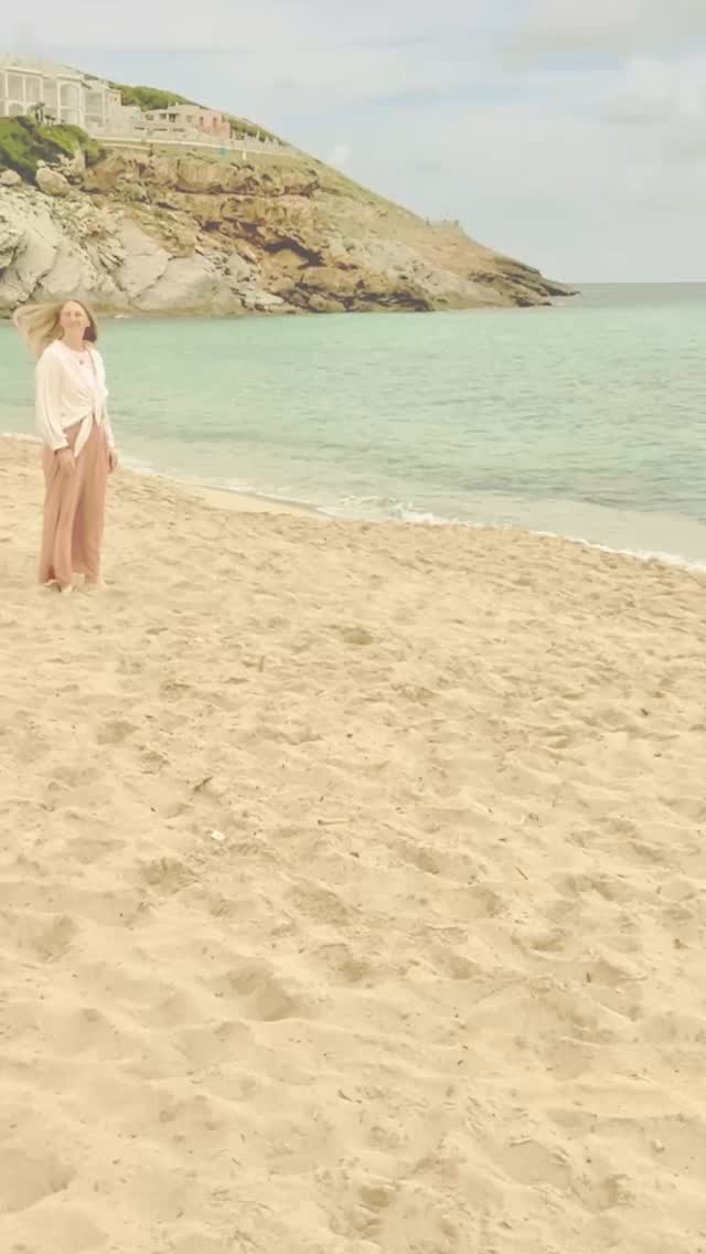 Ihr Lieben, ich danke Euch für Euer Vertrauen in den letzten Wochen. Soo viele Termine, so viel positive Schritte & manchmal auch gefühlte Rückschritte, bis der neue Boost kommt.
Seit August hat sich alles verändert und die Kapazitäten sind so hoch geschnallt, dass es erstmal gut tut, diese kleine Auszeit zu nehmen, um alles was passiert ist(im positiven) zu integrieren.
Ich freue mich über die Verbindungen zu meinen KlientInnen & SchülerInnen, wirklich sehr!
Am 26.09. ist der erste kurze Praxistag und am 27.9. findet dann der nächste Reiki 1 statt.
Für die willigen, ab Januar gehts weiter, mit dem nächsten Ausbildungskurs Reiki 1. bei Interesse melde Dich gerne, es sind schon Plätze vorgemerkt.
Ab sofort könnt ihr Euch offiziell Portale stellen lassen, auch zwischen den Sitzungen. ;)
So und nun werde ich noch die letzten Spagyriks anschauen & danach in den Urlaub gehen. Morgen wird noch Geburtstag gefeiert & dann fahren wir los an die Dänische Grenze zu meinen Schwiegereltern in Spe.
Habt eine gute Zeit ❤️
Jacqueline #selbstheilung #kinesiologie #energiearbeit #reiki #gesundheit #urlaub #praxisurlaub #auszeit #familytime