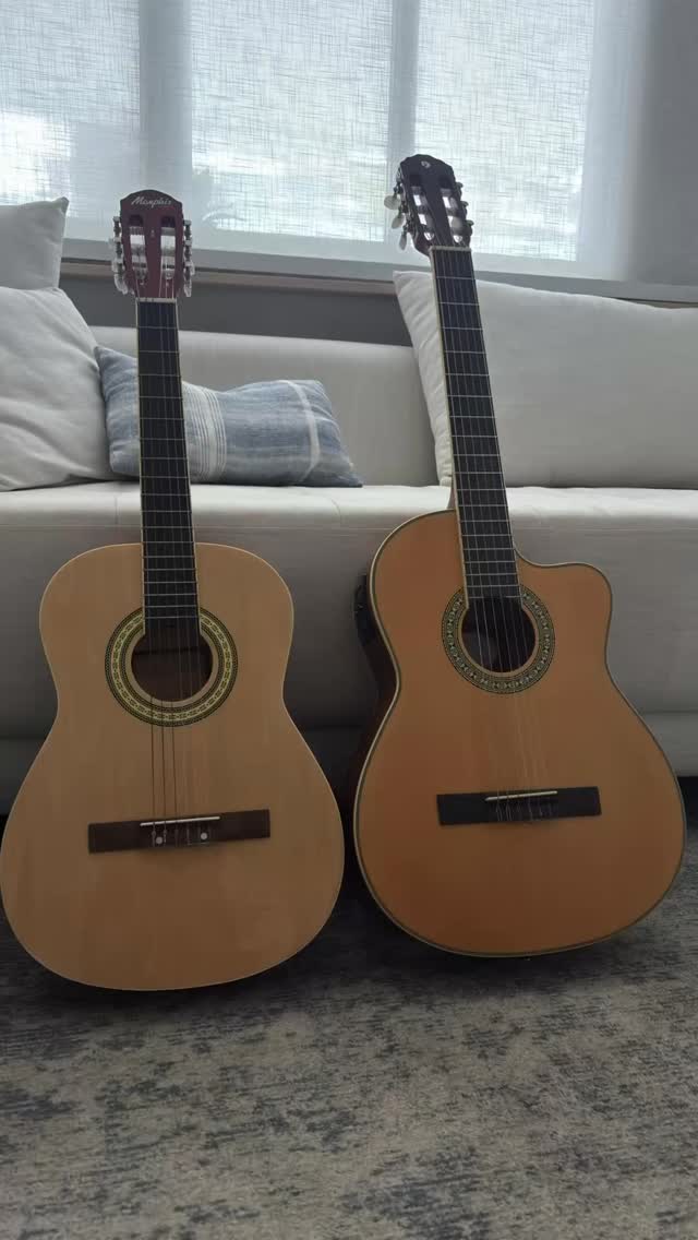 Com 38 anos, resolvi me desafiar e comecei a fazer aula de violão. Objetivo número 1: estimular as crianças a quererem aprender a tocar. Expectativa zero em me desenvolver muito, em “recuperar o Tempo Perdido”, nada disso. Stella estava por vir, e queria que Antonio e ela convivessem mais e mais com música e que fosse algo natural pra eles em casa esse contato com música e arte de uma forma em geral. Ajuda a sair da tela, ajuda a desenvolver outros pontos na formação deles, enfim. Essa foto aí é de agora de manhã, meu violão e o deles - minha filha de 6 anos me pedindo ajuda pra compor uma música dela. E a gente conversando sobre: rimas, métricas, versos, estrofes… Obg, meu irmão @lerimachado_musico.violao @lerimachado pela Paciência! Quase Sem Querer eu fui aprendendo, aprendendo, sigo como um eterno iniciante!, mas o Objetivo Número 1 … missão cumprida! Let It Be!