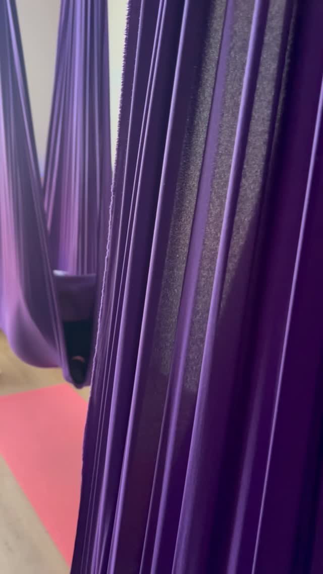 Deze zaterdag zijn we weer terug met de Aerial Sound bath!
Na de zomerbreak bieden we je weer de ULTIEME SOUND HEALING EXPERIENCE aan.
Er zijn nog enkele kaarten over. Boek nu snel jouw plekje!
Gun jezelf ultieme ontspanning tijdens een magische klankreis waarbij je wordt gedragen in de lucht ✨🪽🎶
Bij een Aerial Sound Bath mag je je laten dragen door hangmatten en een uniek gevoel van ontspanning ervaren waarin tijd, ruimte en zwaartekracht niet meer bestaan. Neem plaats in jouw eigen cocoon waar je in een meditatieve staat wordt geleid om te ontspannen, los te laten en te healen. De Aerial Sound Bath is een unieke ervaring waarbij de klanken van alle kanten door de ruimte heen worden ervaren.
Er wordt een veilige ruimte gecreëerd waar je kunt genieten van de helende klanken van Alchemy Crystal Singing Bowls gemaakt van puur kwartskristal vermengd met de beste edelstenen, halfedelstenen en edele metalen die specifieke genezende eigenschappen bevatten. Deze worden gecombineerd met Tibetaanse schalen, Handpan, Gong en nog veel meer instrumenten gespeeld door de ruimte heen.
Bij het ontvangen van een klankbad word je begeleid van Beta/Gamma-hersengolven (wakkere, actieve staat) naar Theta/Delta-hersengolven (ontspannen, slaap staat). Hierdoor kunnen je lichaam en geest de spanning en emoties loslaten die jou tegenhouden. Omdat ons lichaam voor bijna 75% uit water bestaat en daardoor een uitstekende geleider is voor geluidstrillingen, zullen deze geluiden je begeleiden naar datgene wat op dat moment voor jou nodig is.
Voordelen van een Sound Bath:
* Verlaagt stress, angst, depressie, spanning en pijn
* Activeert zelfgenezing in het lichaam
* Verwijdert emotionele blokkades
* Verdiept de verbinding met je intuïtie
* Verhoogt het bewustzijn en de mentale helderheid
Details:
Zaterdag 20 september
20:00 - 21:30 (deuren open 10 min van tevoren)
Thrive Yoga - Studio Zeeburg
Beperkte plaatsen beschikbaar!
Prijs € 35 (€ 30 voor Thrive leden)
#Aerial #Floating #SoundBath #KlankBad #Klankschalen #Meditatie