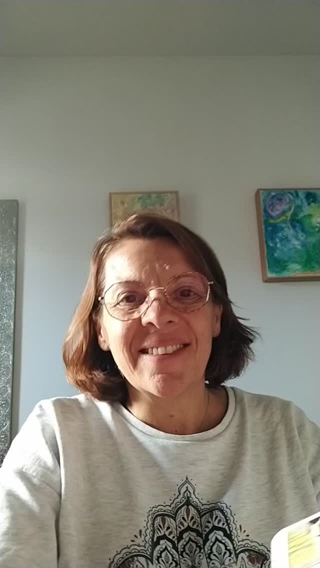 Cette semaine on lâche les cadres et les anciens schémas, tout en douceur! On apprend à faire autrement sans tout bousculer. On s'autorise à marcher à contre courant, sans forcer mais avec détermination: il y a du génie à être là où on ne nous attend pas et à faire ce à quoi personne ne s'attend...
Douce semaine à vous !
#connaissancedesoi #archetypes #ame #energetique #oracle #emotions #ombreetlumiere #douceur