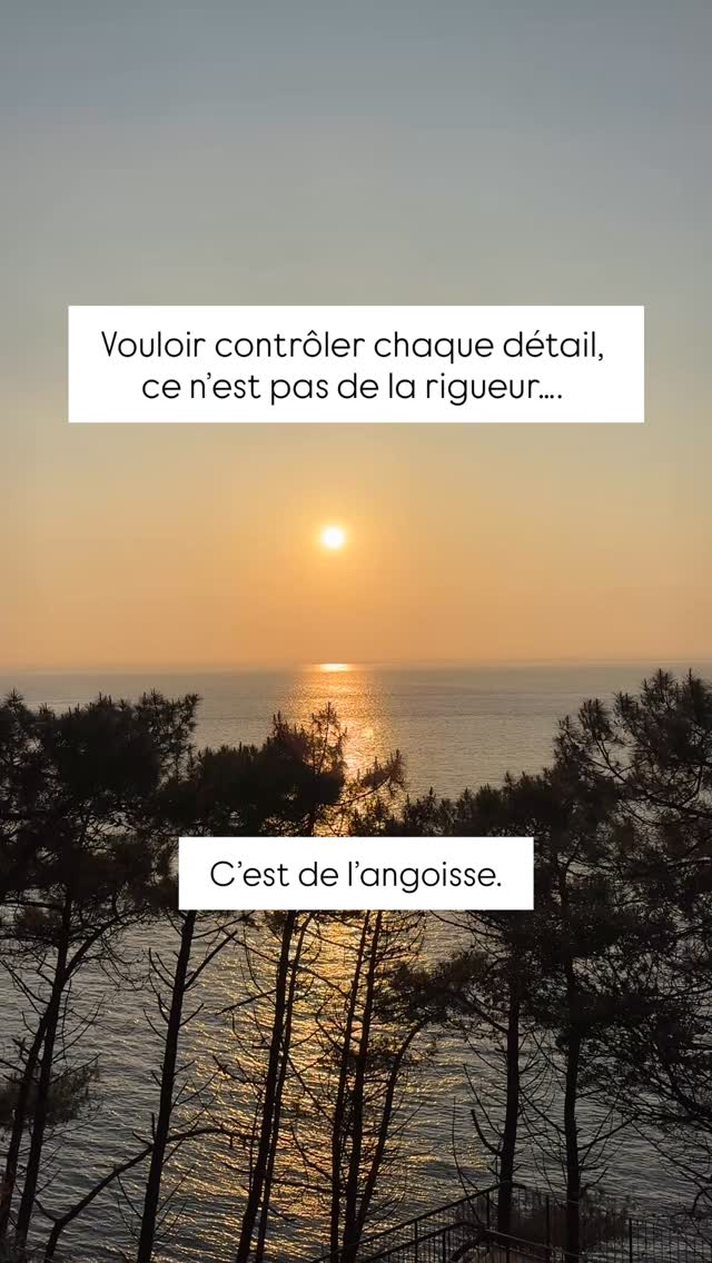 🎯 C’est de l’angoisse.
Derrière le besoin de tout contrôler dans la performance, il y a souvent une croyance :
« Si je maîtrise chaque détail, rien de grave ne pourra arriver. »
On pense que contrôler, c’est de la rigueur.
Mais en réalité, c’est souvent l’angoisse qui s’exprime : peur de rater, peur du regard des autres, peur de ne pas être au niveau, de ne pas être assez, ou encore de perdre ses moyens…
La rigueur, ce n’est pas d’essayer d’anticiper l’imprévisible.
C’est de se faire confiance pour s’adapter, même quand l’événement, l’entraînement ou le match ne se passent pas comme prévu.
👉🏻 Partage-le à un sportif qui a besoin d’entendre ça ✨