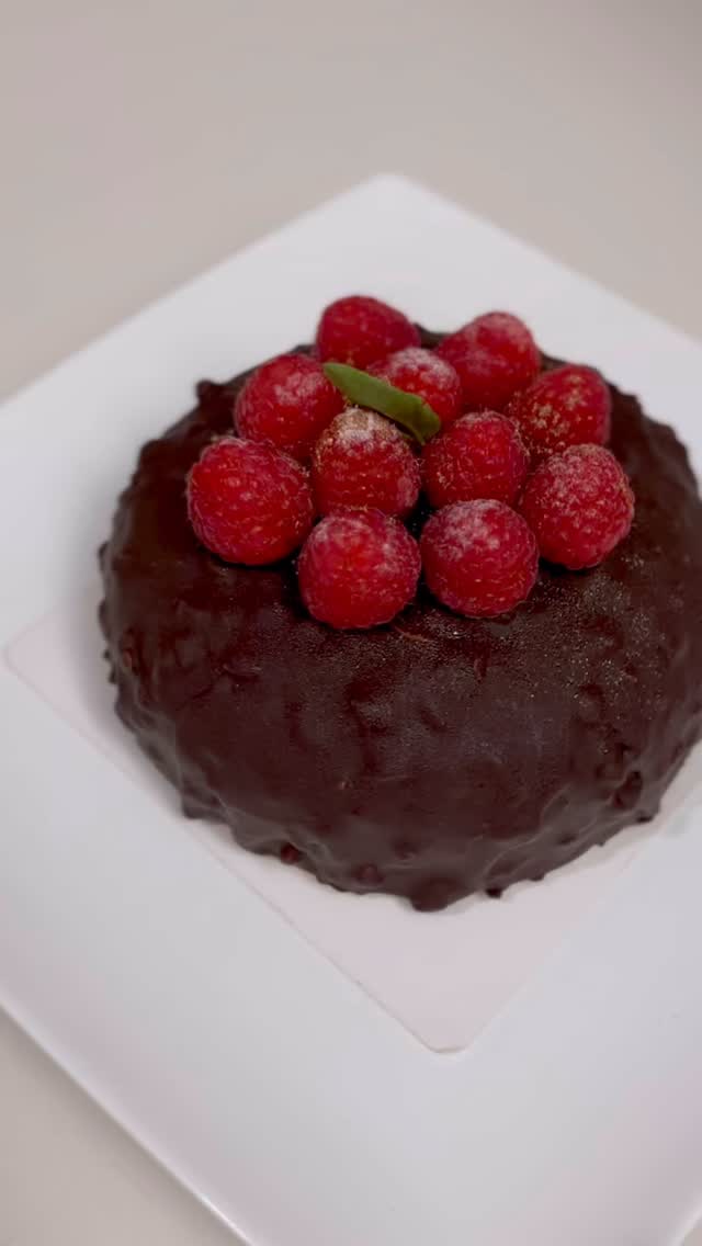 Almond rocher birthday cake with raspberry filling and pistachio cream 💚
Crunchy, nutty, and perfectly balanced — made for celebrations in The Hague.
👉 Check bio link to order
#DenHaag #TheHague #BirthdayCake #Taart #Pistachio